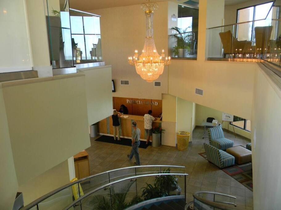 Apartment Stunning Penthouse! Amazing Oceanview! Dogs Ok 1902 *
